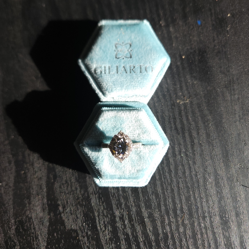 Size 7 ring - Picture 2 of 6